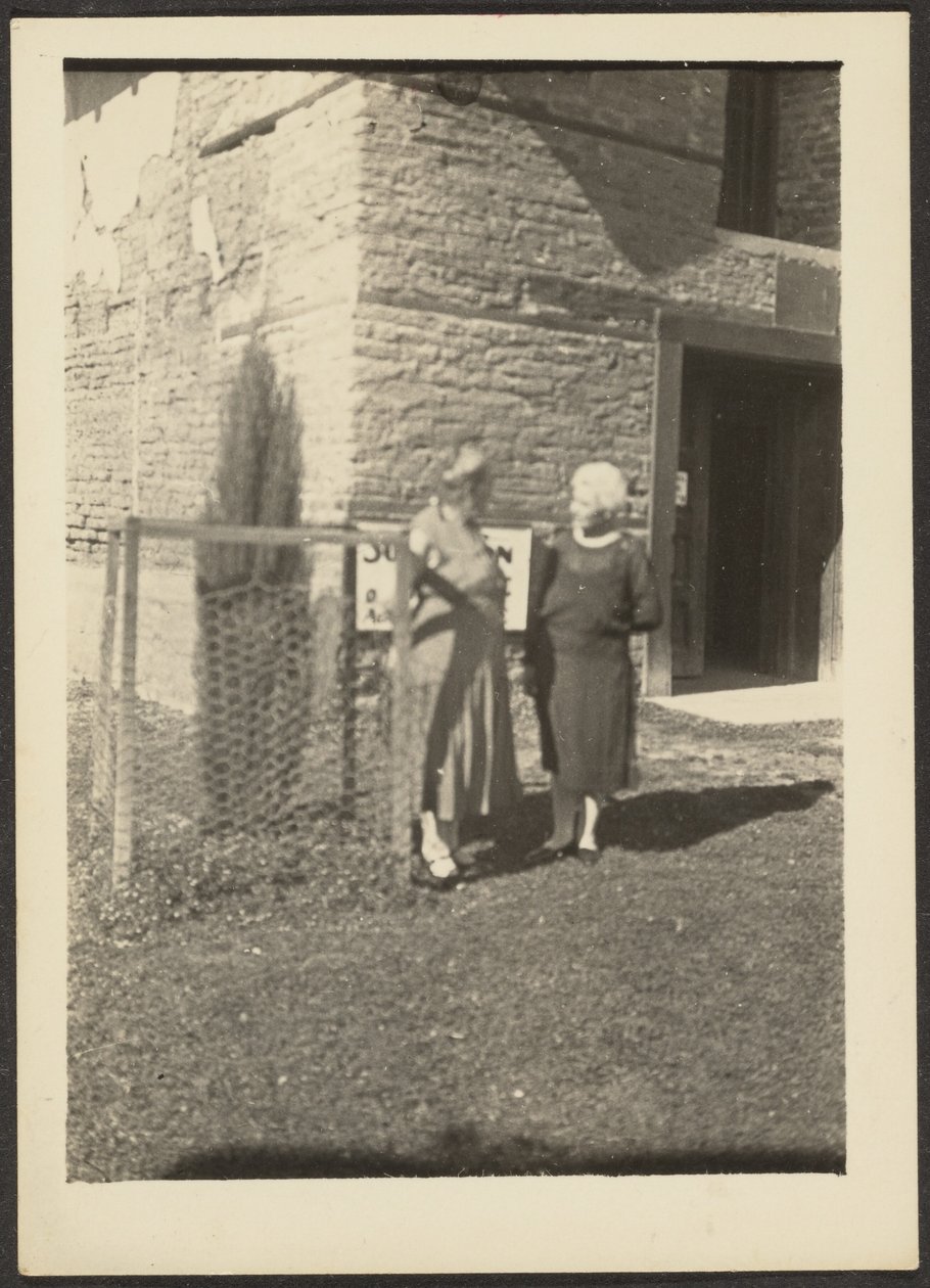 [Twee vrouwen voor het gebouw]. door Louis Fleckenstein
