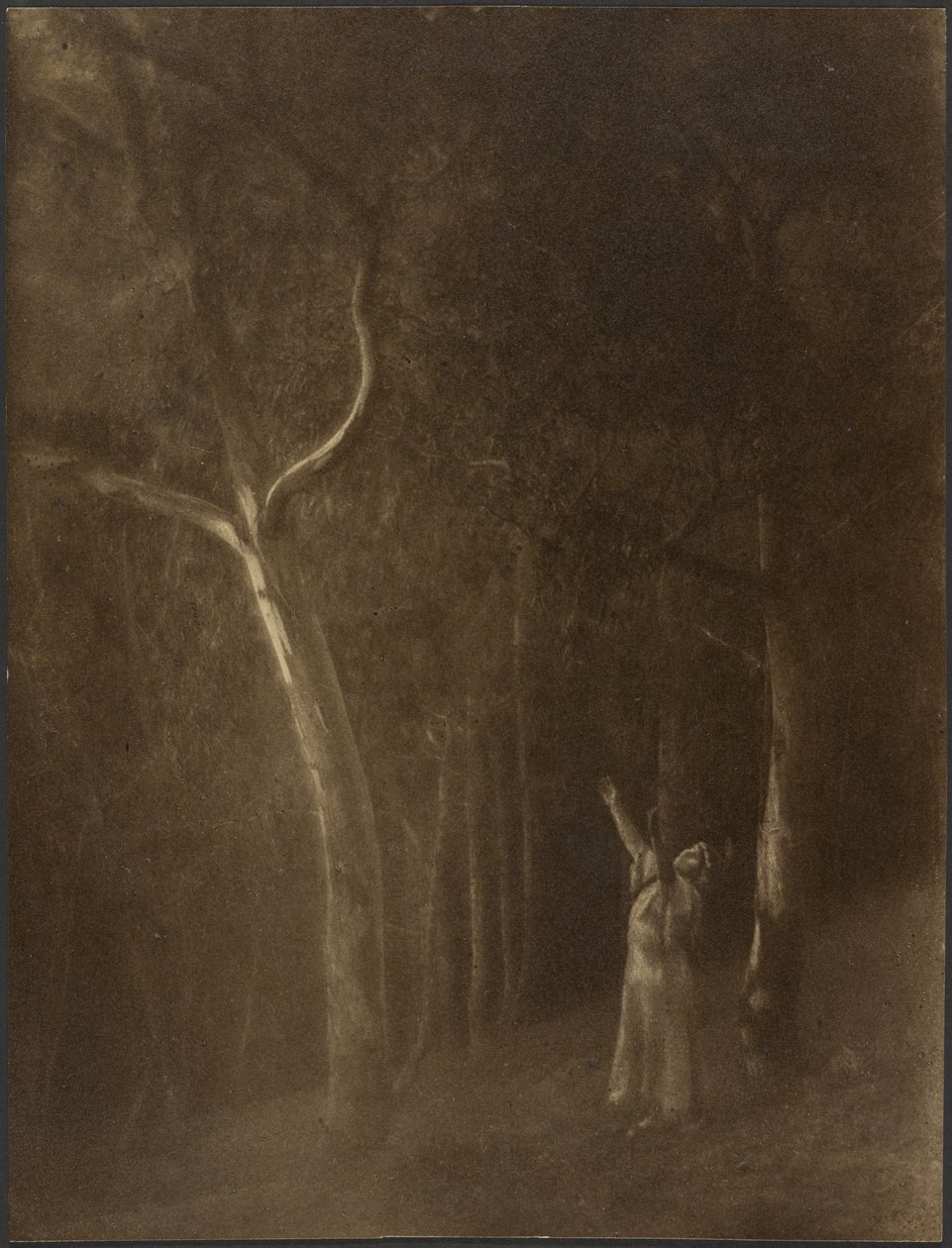 [Biddende vrouw tussen de bomen]. door Louis Fleckenstein