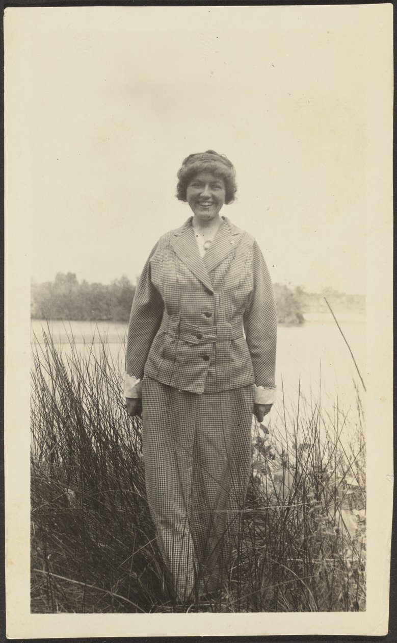 [Vrouw staat in het riet]. door Louis Fleckenstein