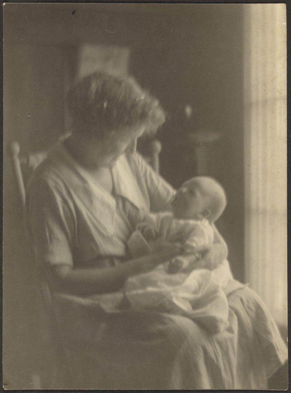 [Vrouw en kind in schommelstoel]. door Louis Fleckenstein