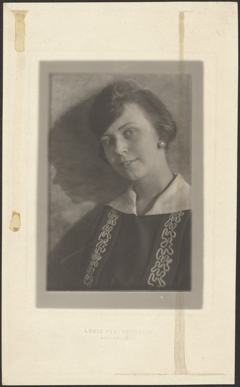 [Vrouw in jurk met golvende biezen]. door Louis Fleckenstein