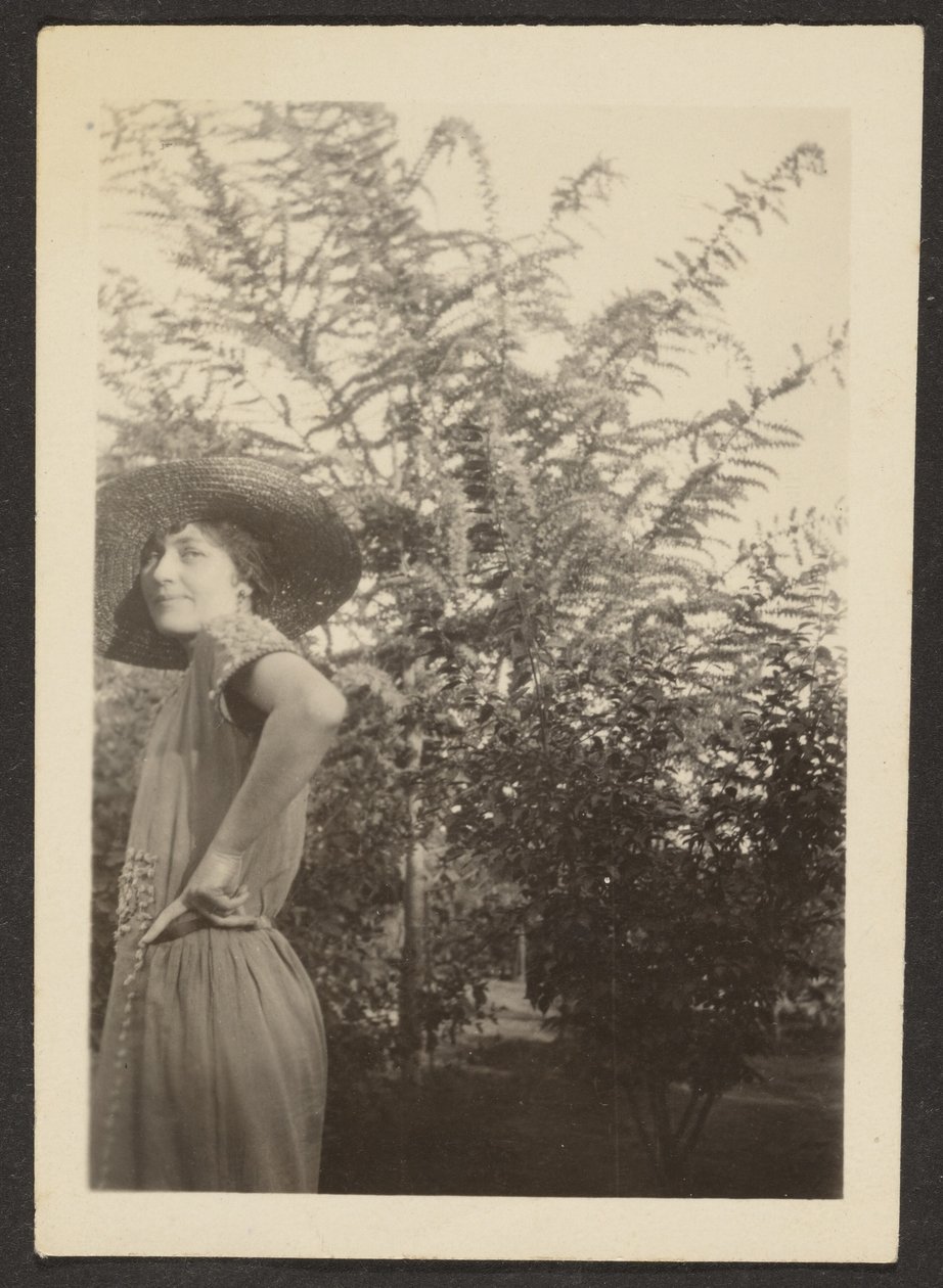 [Vrouw met hoed in boomgaard]. door Louis Fleckenstein