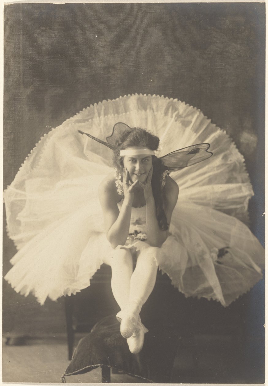 [Jonge ballerina met feeënvleugels]. door Louis Fleckenstein