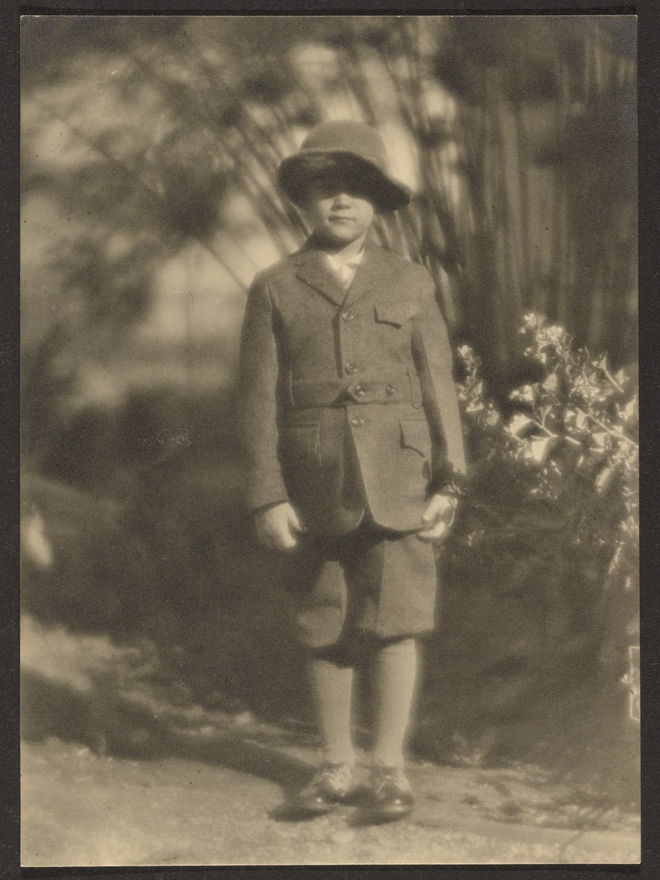 [Jonge jongen in de tuin]. door Louis Fleckenstein