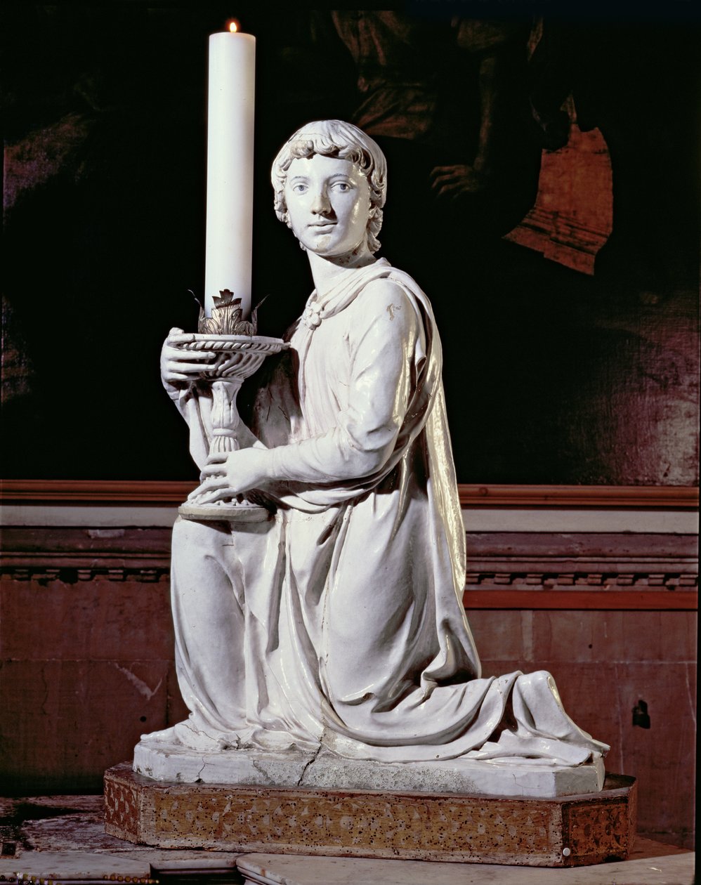 Engel met een kaars (geglazuurd keramiek) door Luca Della Robbia