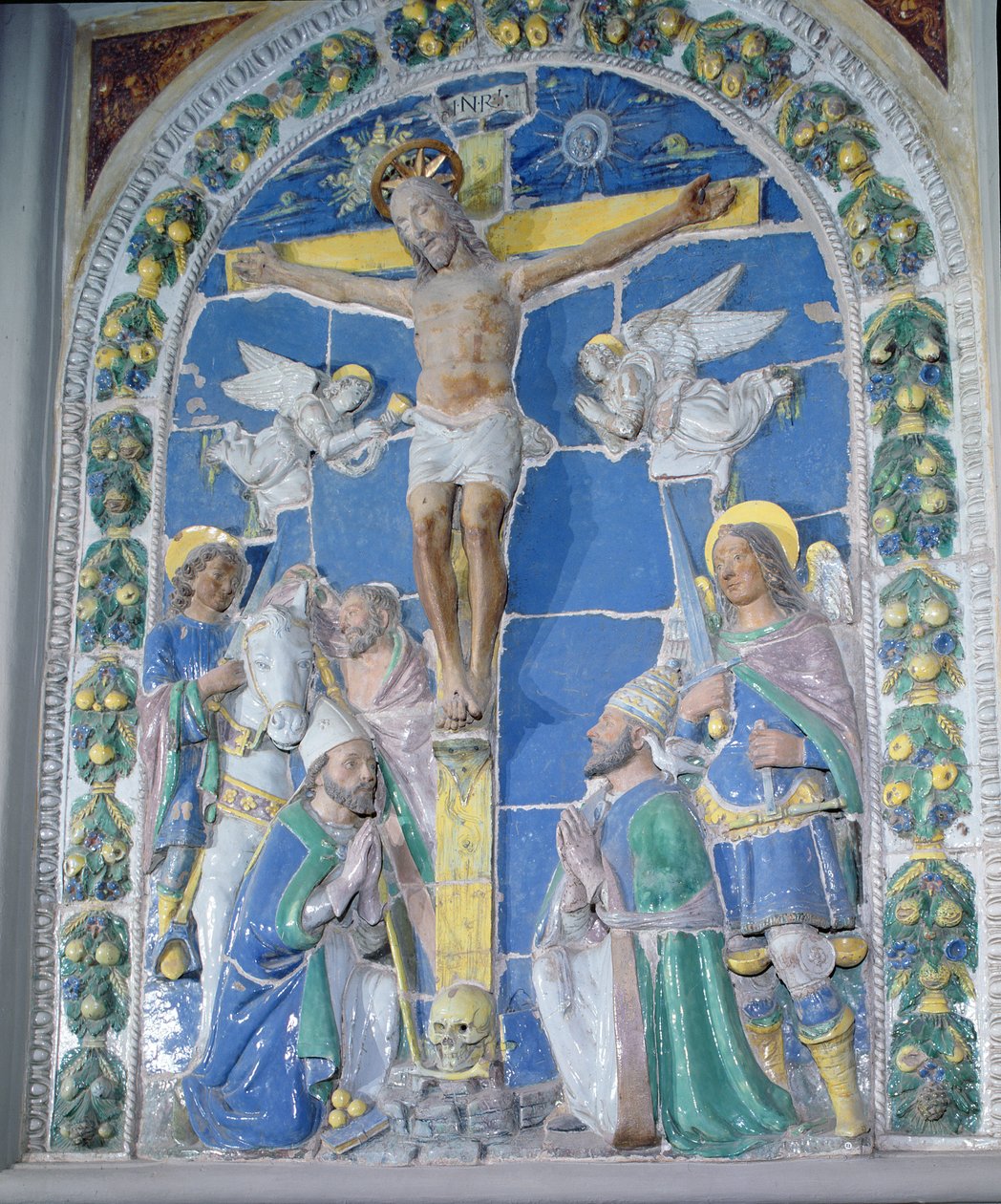 Kruisiging, bas-reliëf door Luca Della Robbia