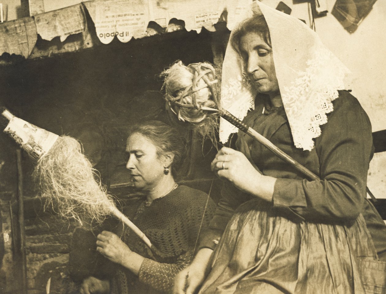 Women spinning wool door Luigi Leoni