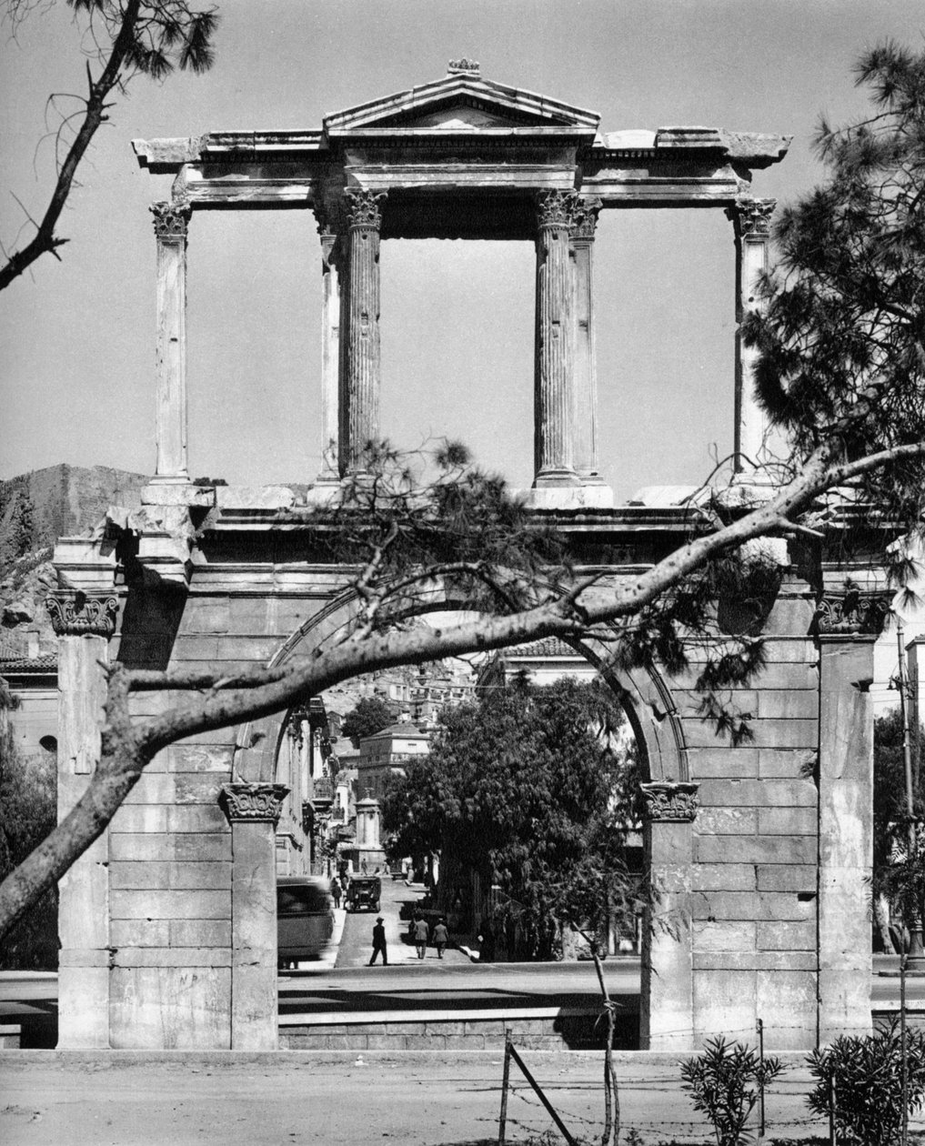 Boog van Hadrianus, Athene, 1937 door Martin Hurlimann