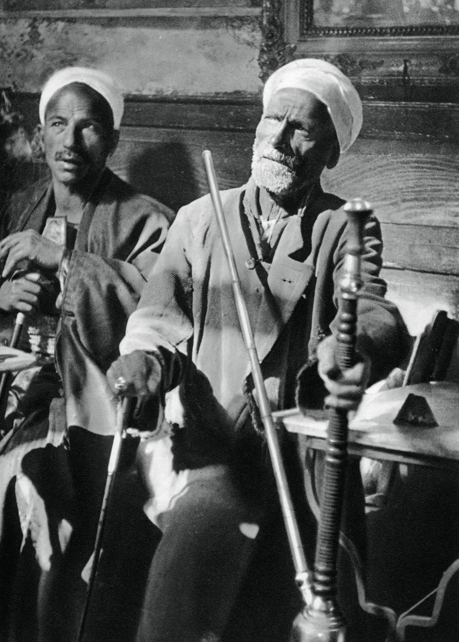 Roken van de narghileh, Caïro, 1937 door Martin Hurlimann