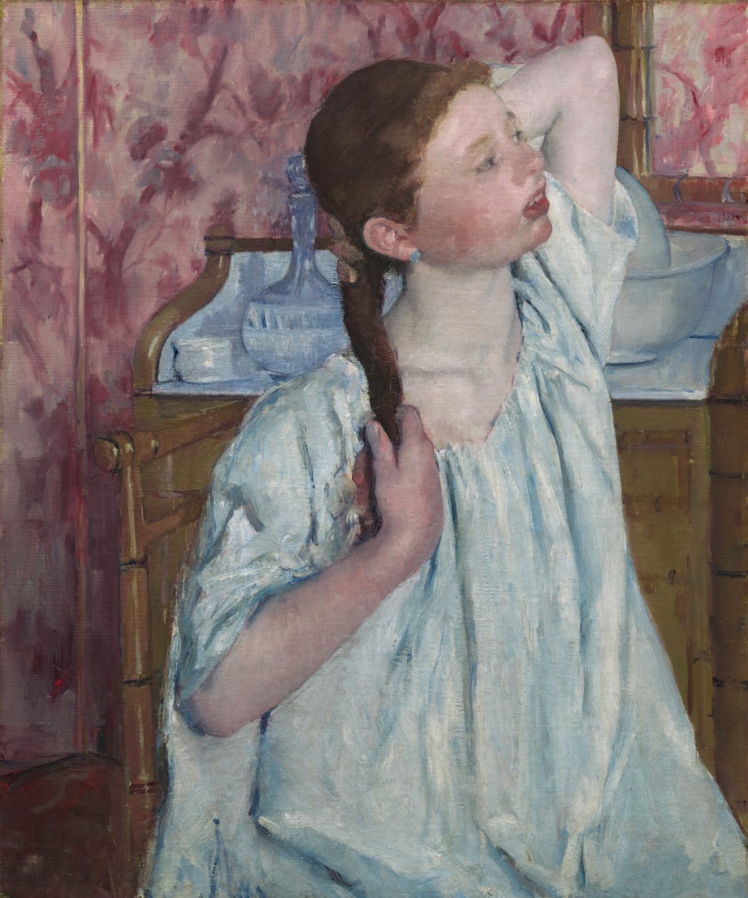 Meisje dat haar haar arrangeert door Mary Cassatt