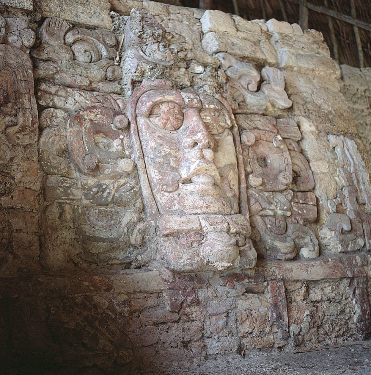 Architecturaal masker, Tempel van de Mascarones, Kohunlich, Yucatán-schiereiland, Mexico Vroege Klassieke Periode (300-600 AD) door Mayan