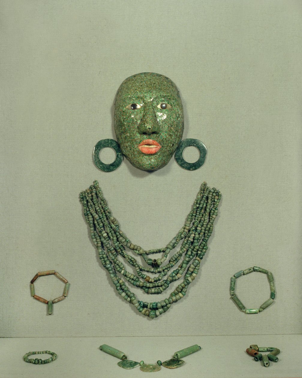 Calakmul begrafenismasker met kraag en oorbellen, Yucatán-schiereiland, Mexico Laat-Klassieke Periode (600-900 AD) door Mayan