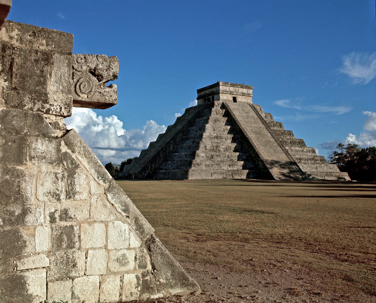 Het grote balveld en de castillo, 750-1200 door Mayan