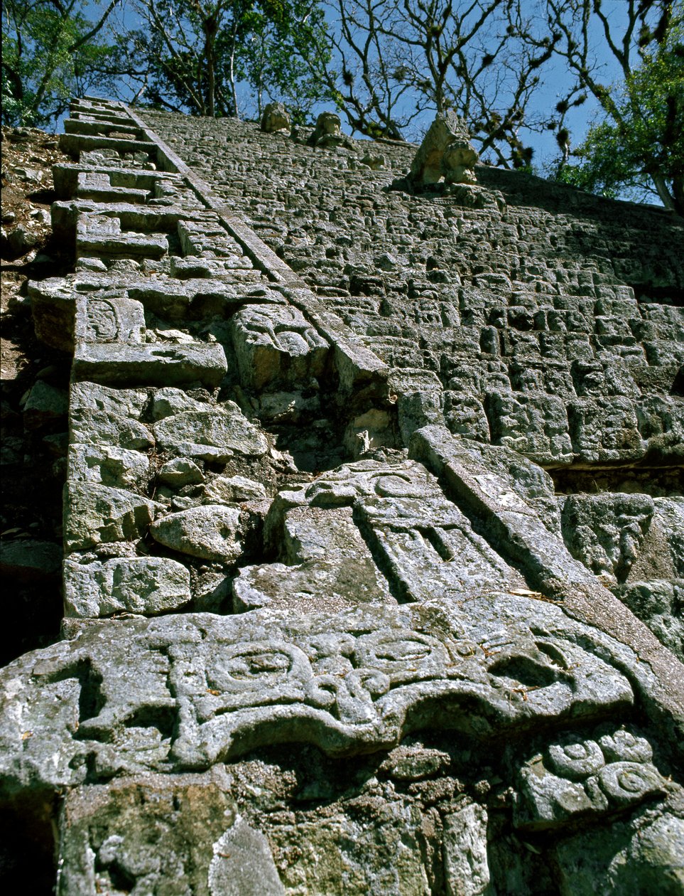 Zicht op de Hiërogliefen Trap, 743 AD door Mayan