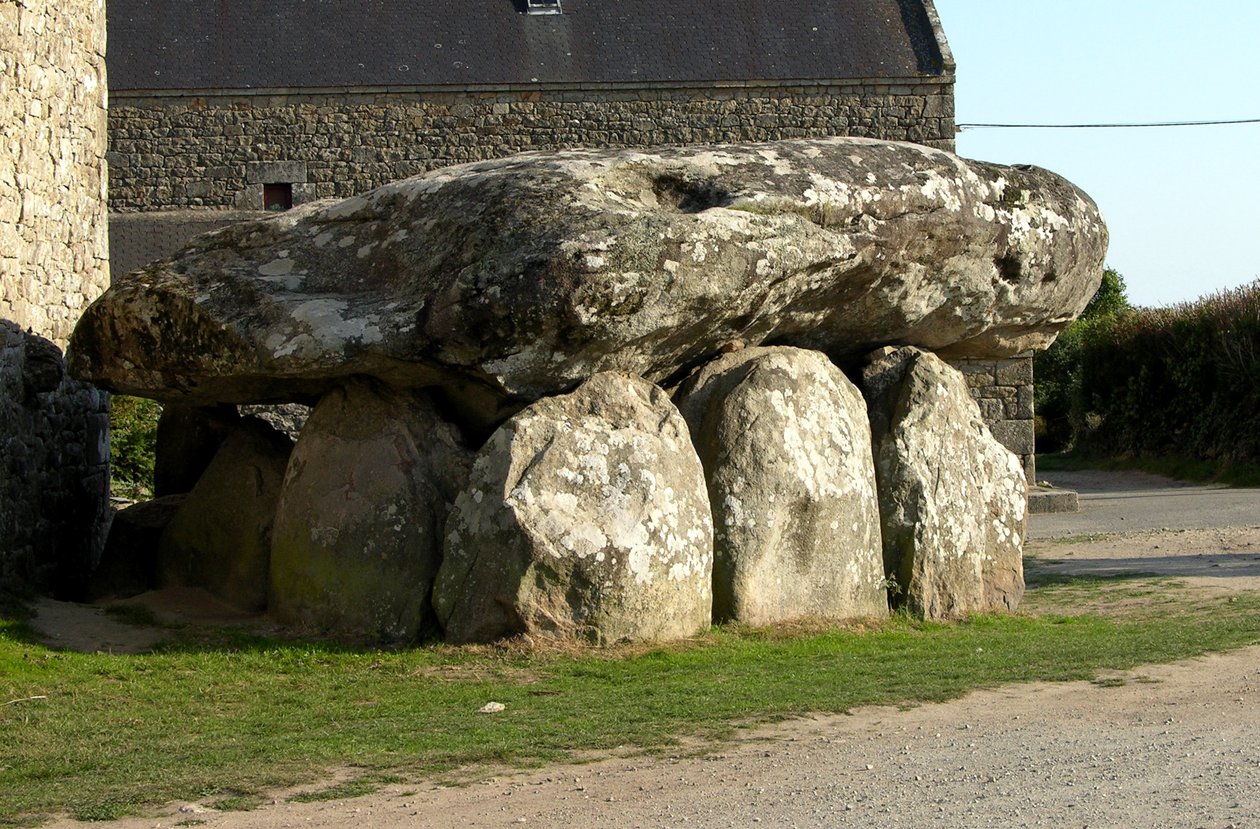 Crucuno dolmen door Megalithic