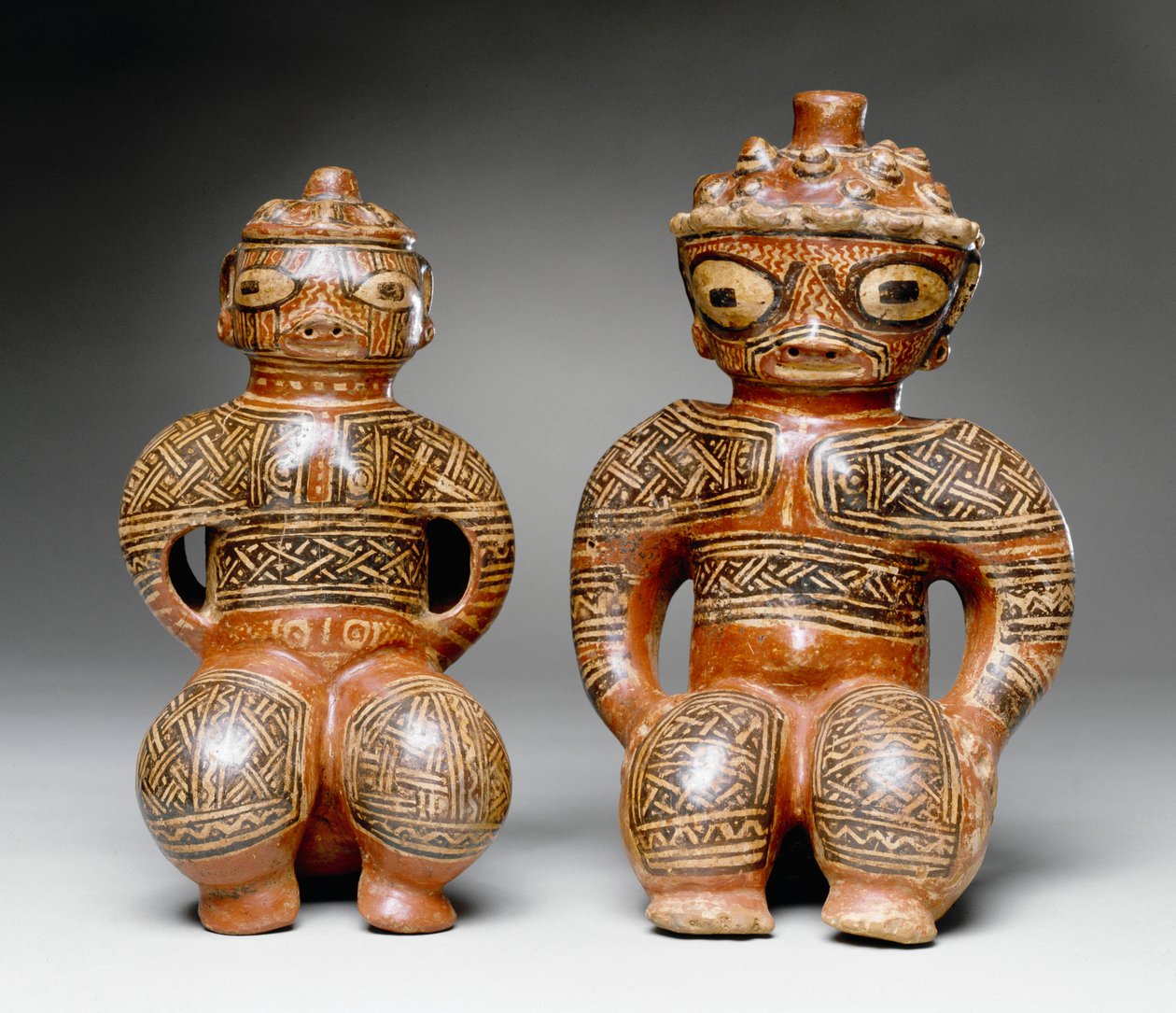 Twee zittende figuren, Nosara, Nicoya, 800-1100 door Mesoamerican