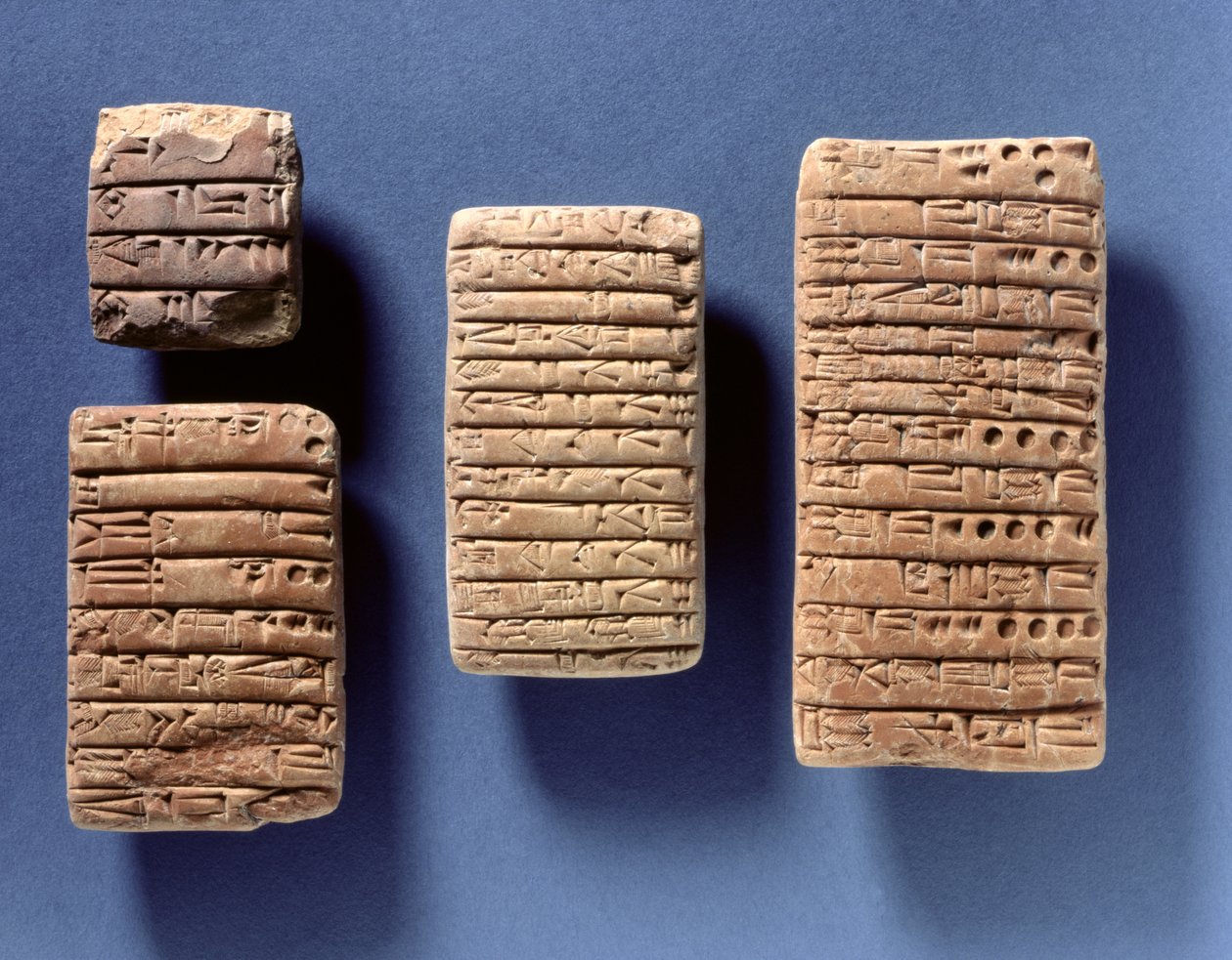 Vier tabletten met contracten, Akkadisch, c.2400-2200 v.Chr. door Mesopotamian