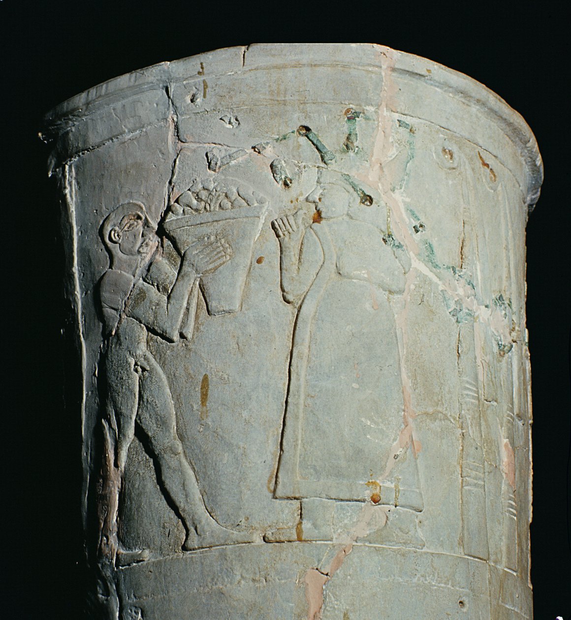 Vaas met afbeelding van een man die een schaal met fruit draagt (aardewerk) door Mesopotamian
