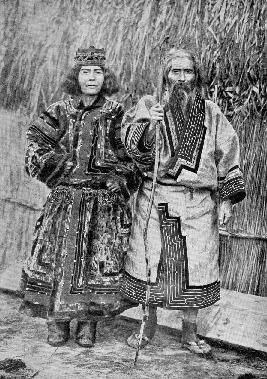 Ainu-koppel buiten het traditionele Ainu-huis van een rietgedekte hut, eind 19e eeuw door Messrs. Kajima and Suwo