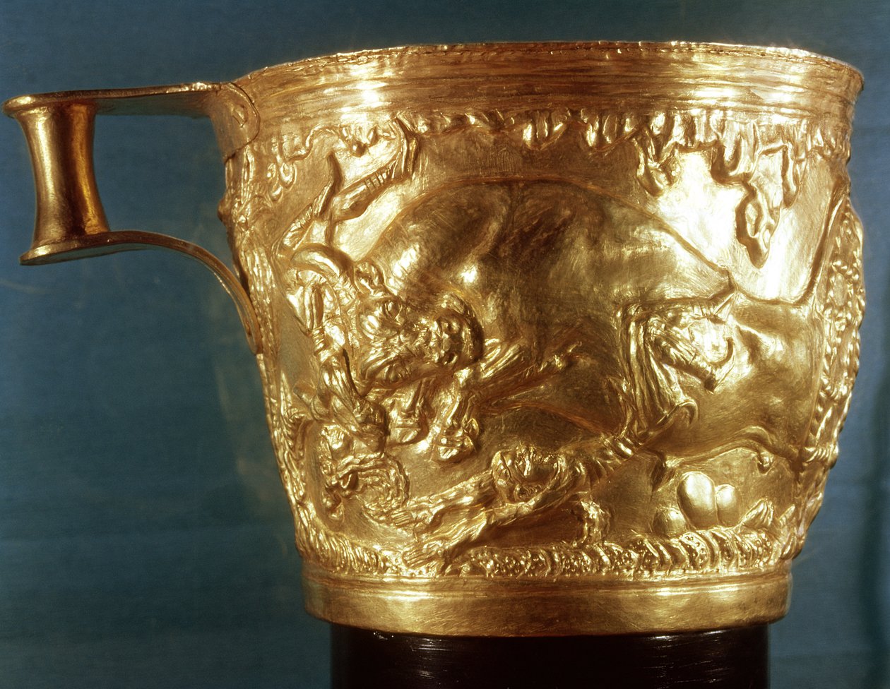Beker, met een aanvallende stier, gevonden in het koninklijke graf van Vaphio, Sparta, laat Minoïsch I, ca. 1500 v.Chr. door Minoan
