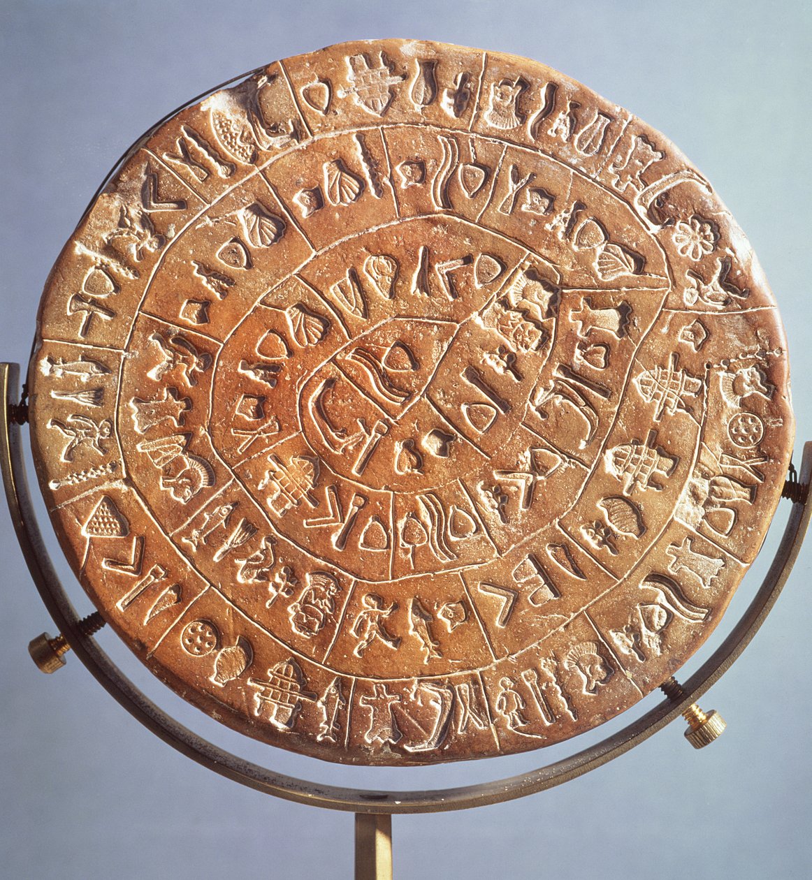 De Phaistos-schijf, met symbolen van onbekende betekenis, uit Kreta, ca. 1650 v.Chr. door Minoan