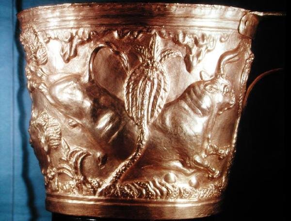 Beker, met afbeelding van een wilde stier, gevonden in het koninklijke graf van Vaphio, Sparta, laat Minoïsch I door Minoan