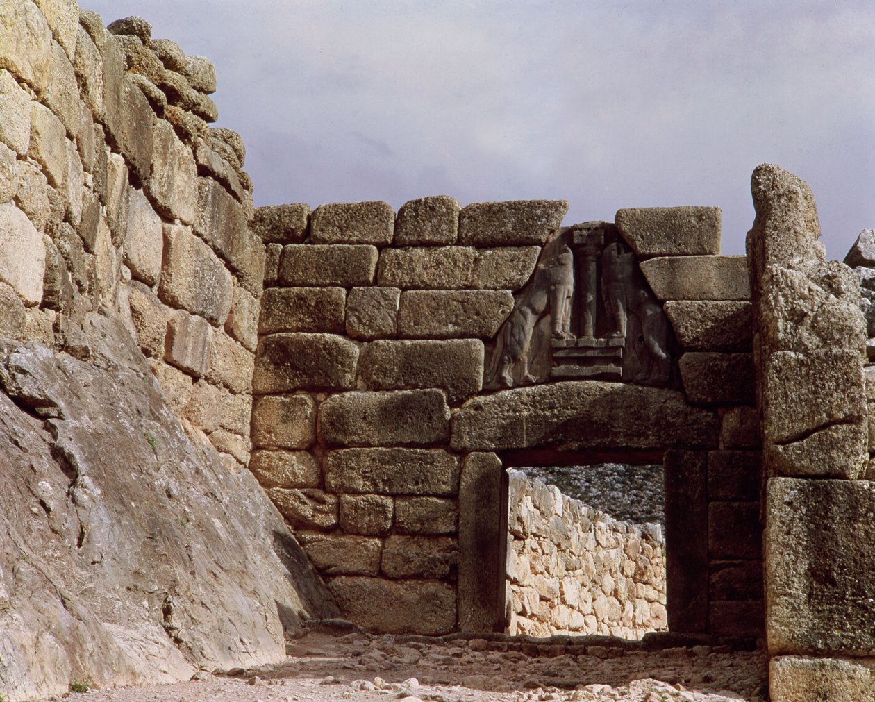 Uitzicht op de Leeuwenpoort bij de ingang van het paleis door Mycenaean