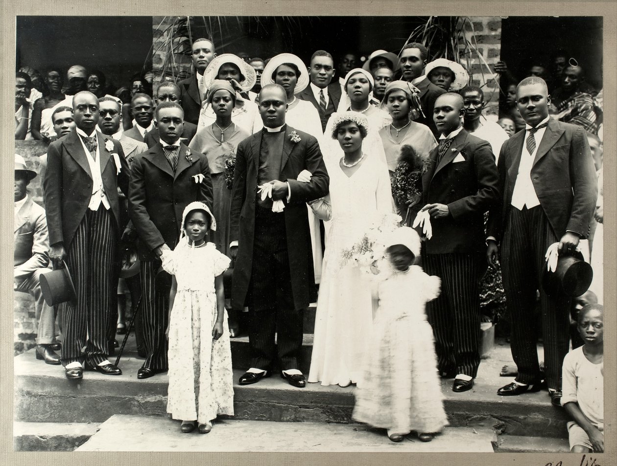 Bruiloft van dominee Prempeh, zoon van de overleden koning Prempeh en juffrouw Mary Asafu-Adjaye, c.1931 door N. T. Clerk