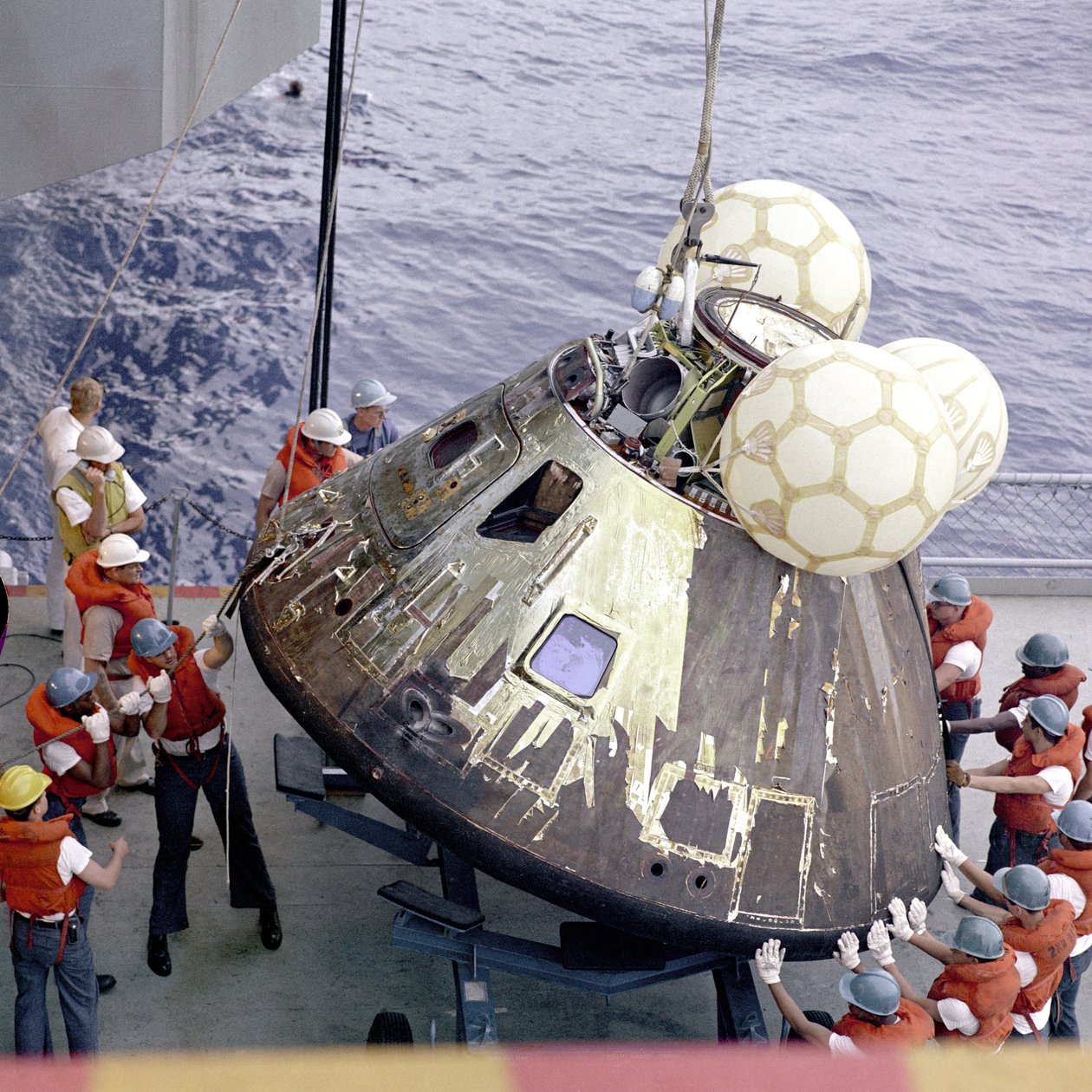 Apollo 13 - NASA door NASA Images