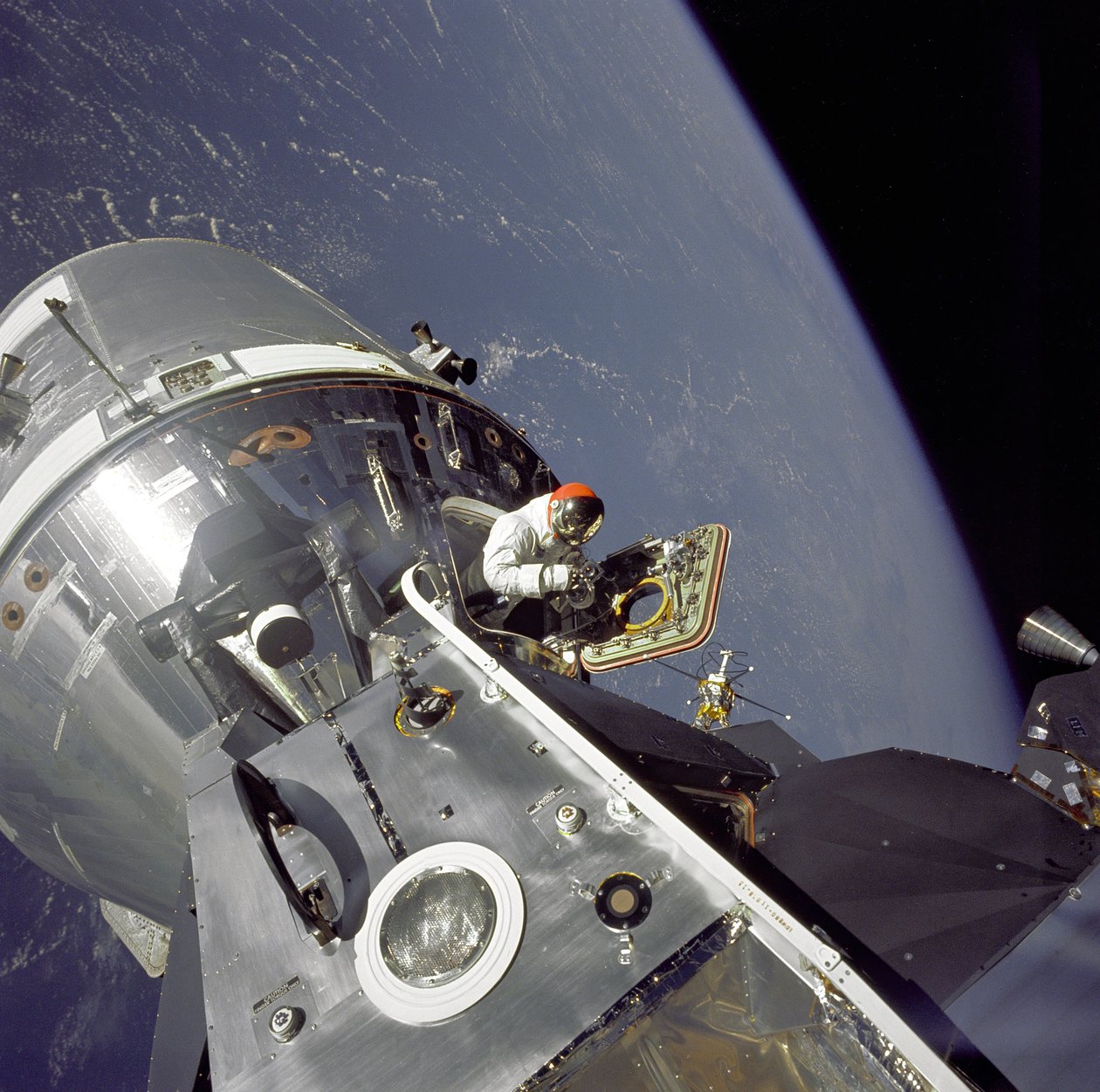 Apollo 9 - NASA door NASA Images