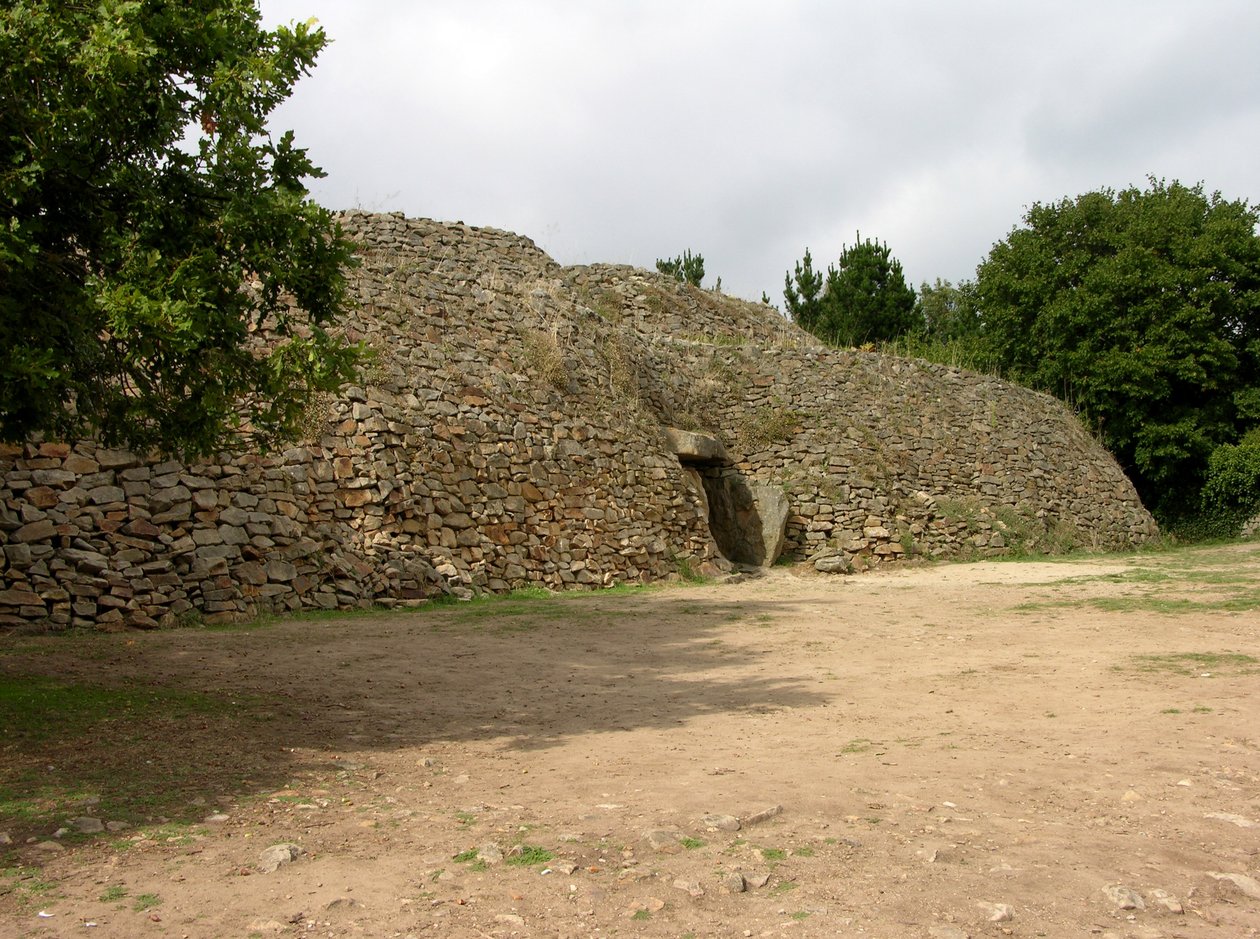 Ingang van het ganggraf, ontdekt in 1825 door Neolithic