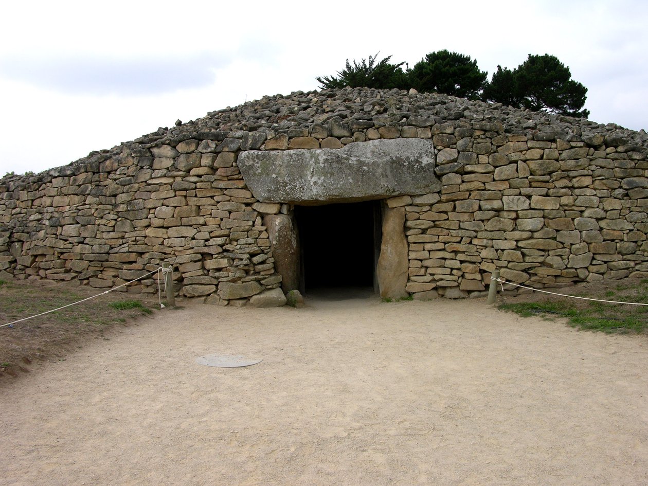 Ingang van het ganggraf, ontdekt in 1825 door Neolithic