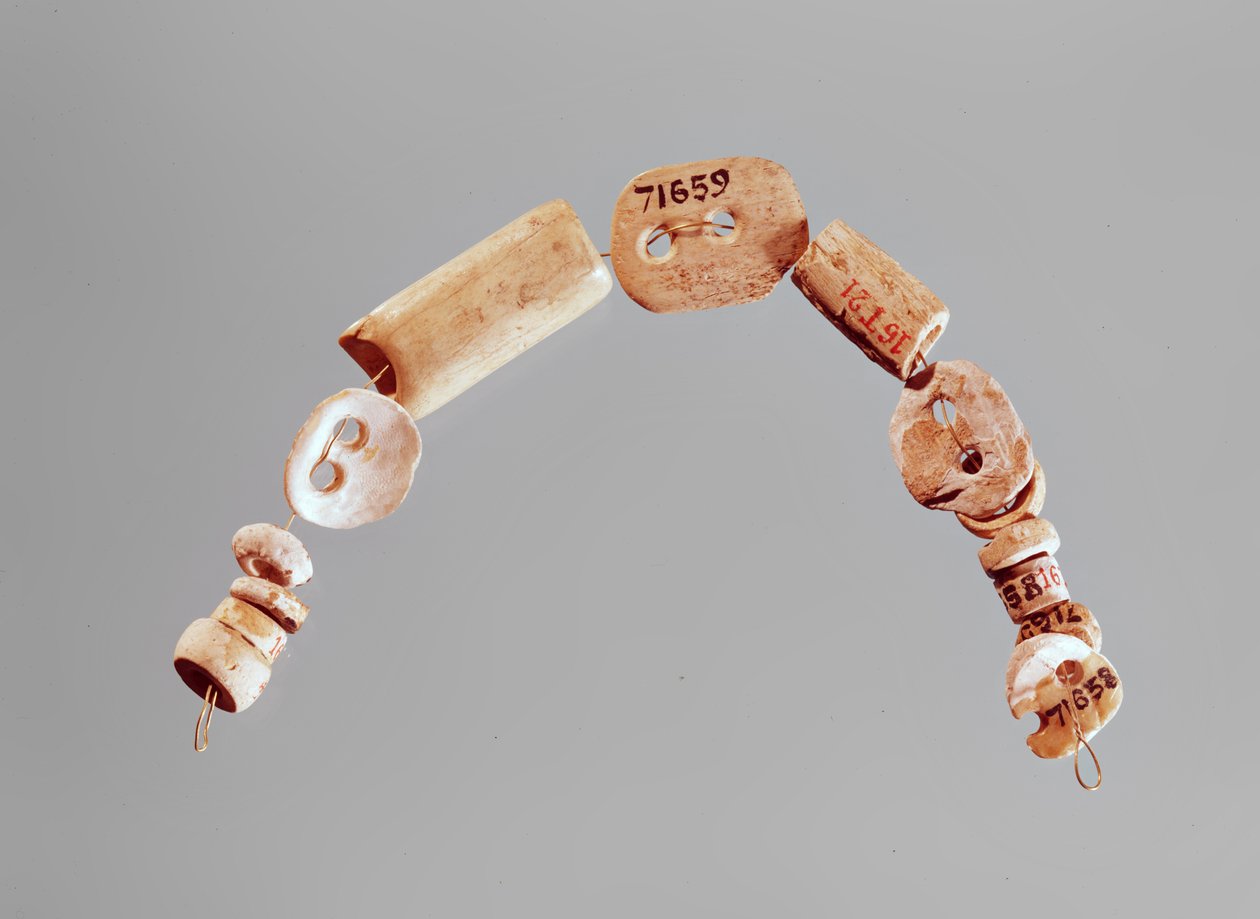 Halsketting of armband, Seine-Oise-Marne Cultuur, 2800-2000 v.Chr. door Neolithic