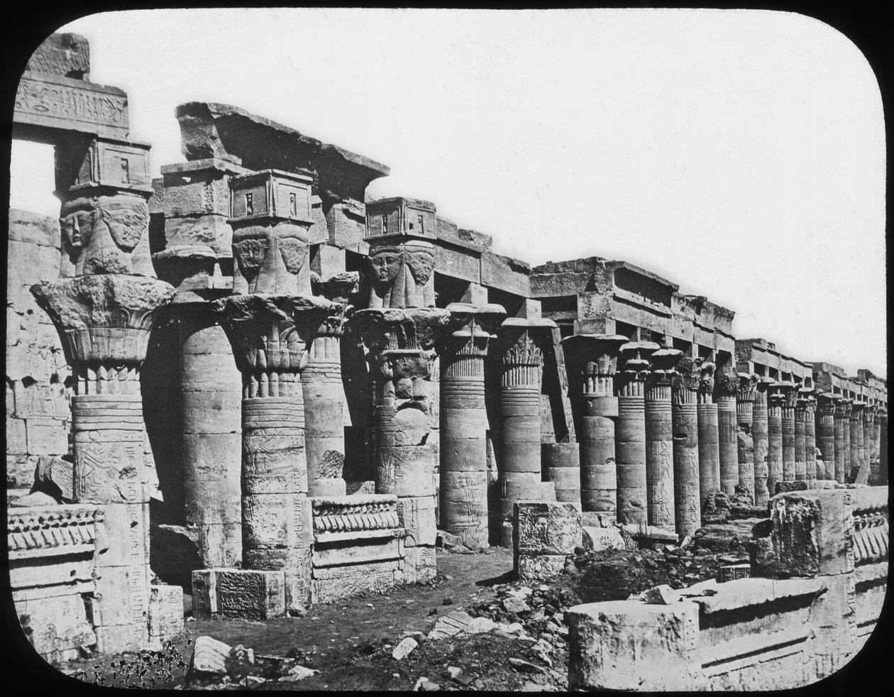 Colonnade, Philae Tempel, Egypte, ca. 1890 door Newton and Co