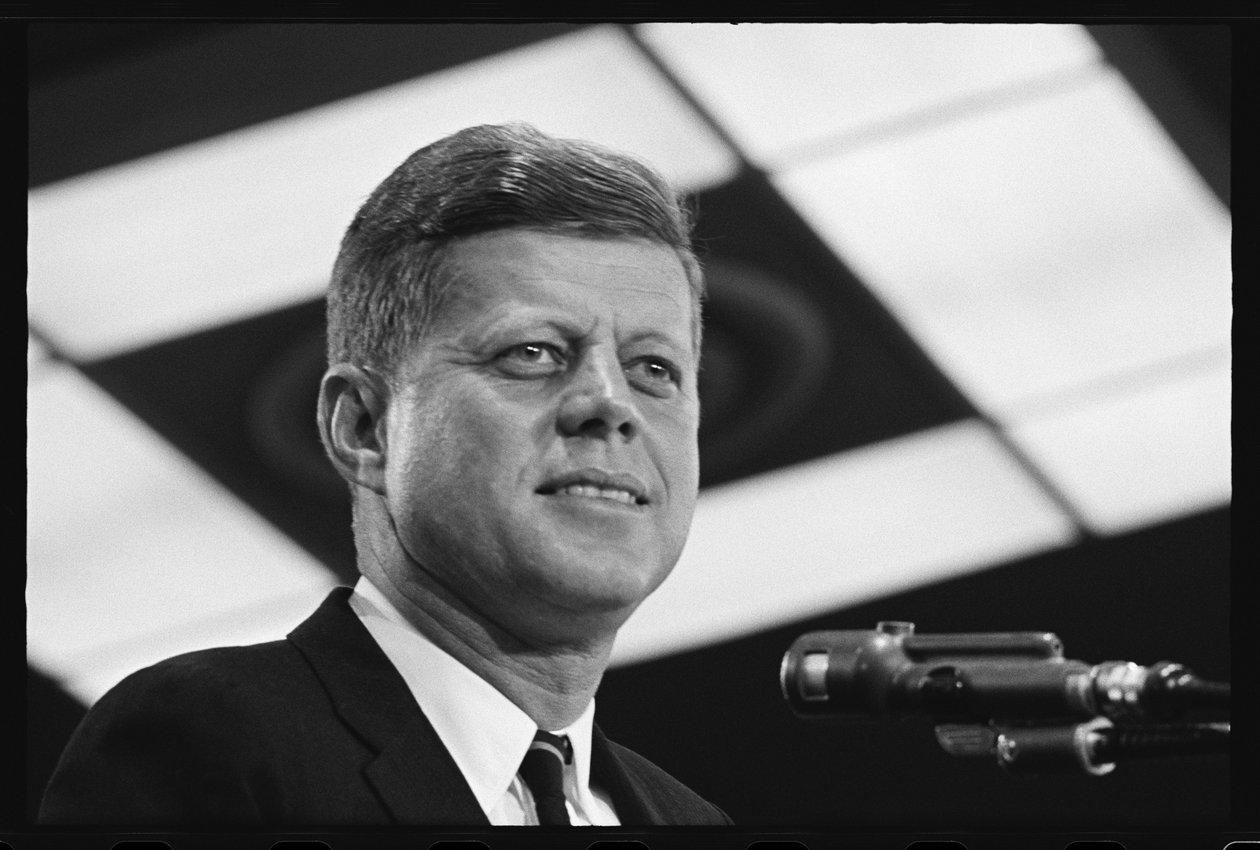 John F. Kennedy houdt een toespraak door Orlando Suero