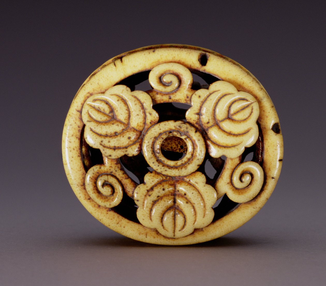 Netsuke in de vorm van een doos (hako) c.1870 (stag-antler) door Ozaki Kokusai