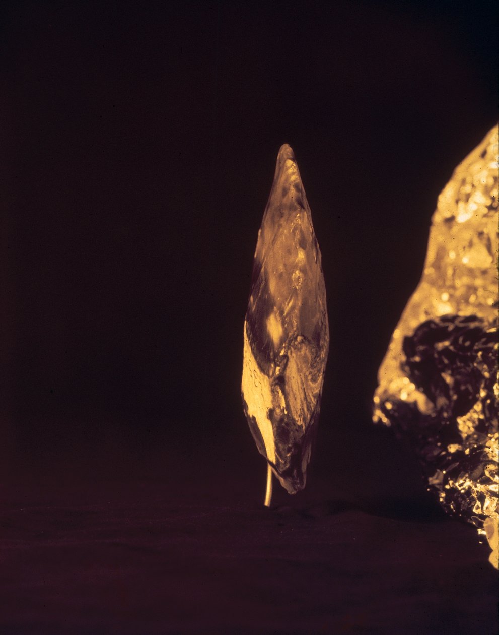 Geknapte bijl of speerpunt (vuursteen) door Paleolithic