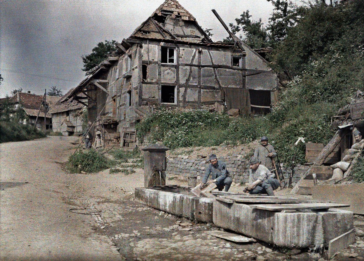 Twee Franse soldaten toegewezen aan een telefoonstation wassen hun wasgoed in een trog, Largitzen, Departement Haut-Rhin, Elzas, Frankrijk, 18 juni 1917 door Paul Castelnau