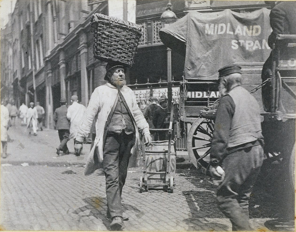 Visdragers op Billingsgate Market, 1893 door Paul Martin