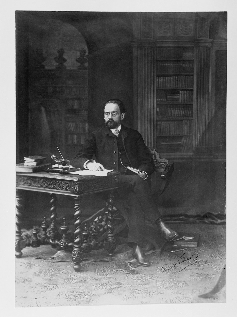 Emile Zola (1840-1902) in zijn studeerkamer door Paul Nadar