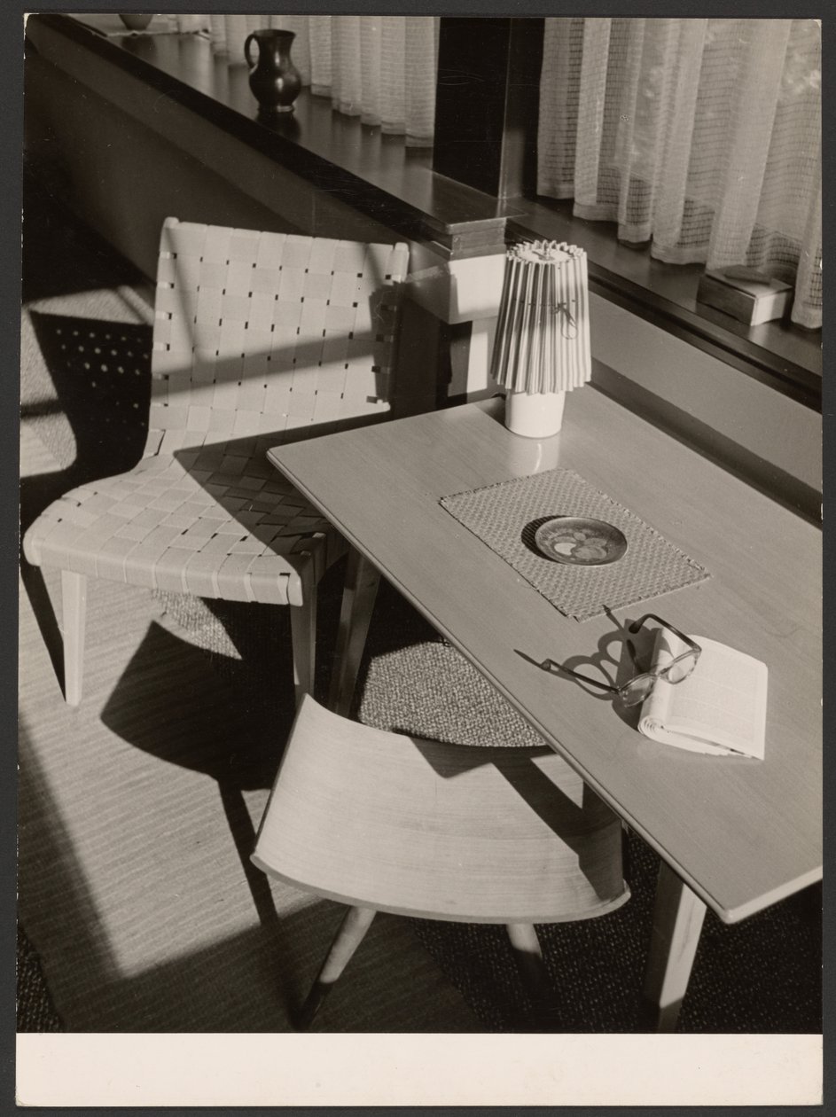 [Tafel en stoel]. door Paul Wolff