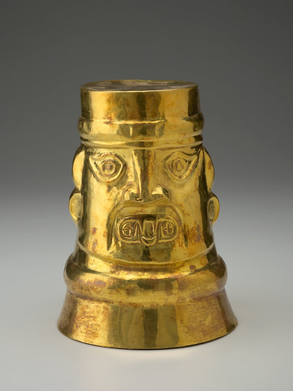 Kero (Ceremonieel Drinkvat), c.1000-1476 (goudlegering) door Peruvian Shool