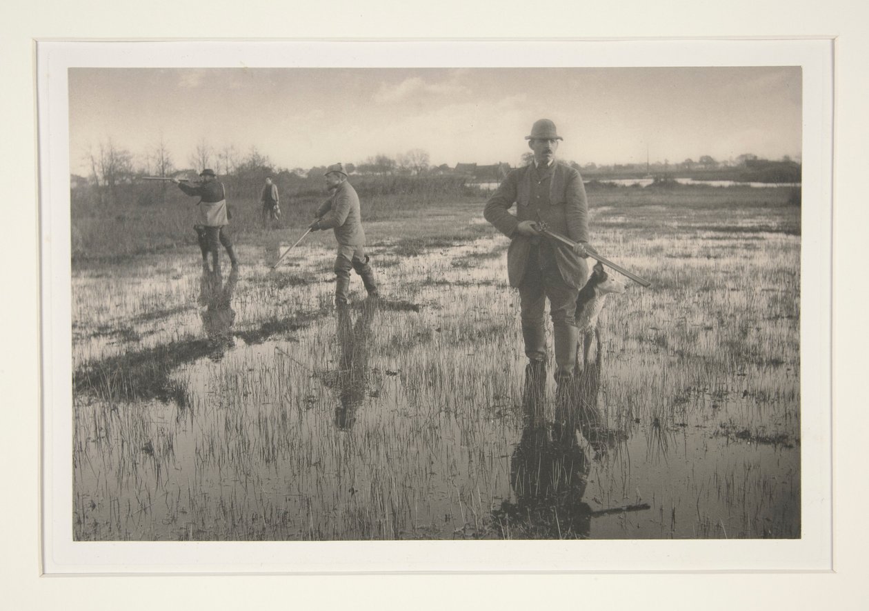 Mannen jagen in een moeras door Peter Henry Emerson