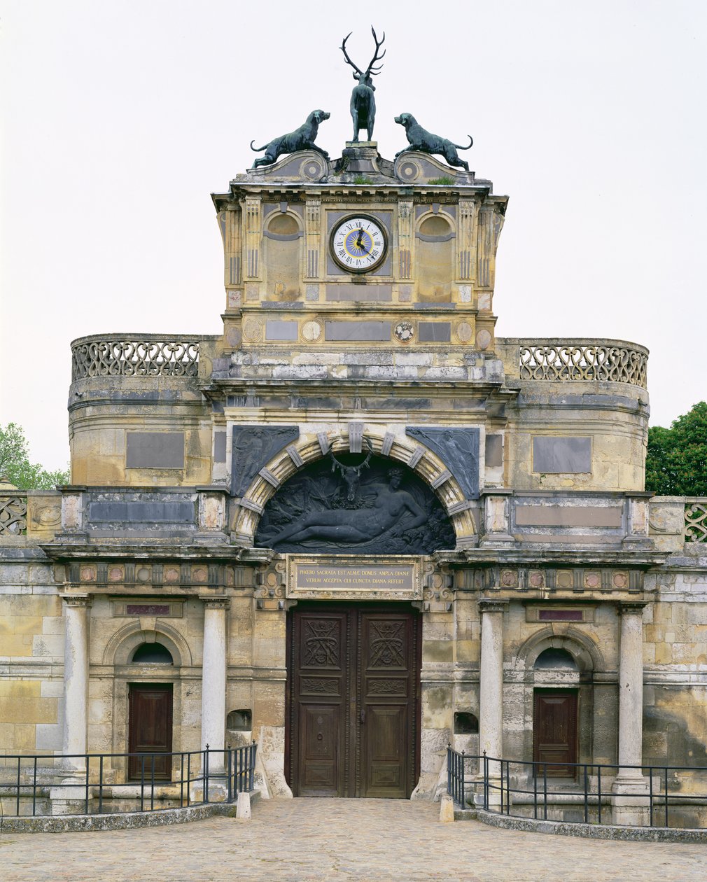 Het poortgebouw door Philibert Delorme
