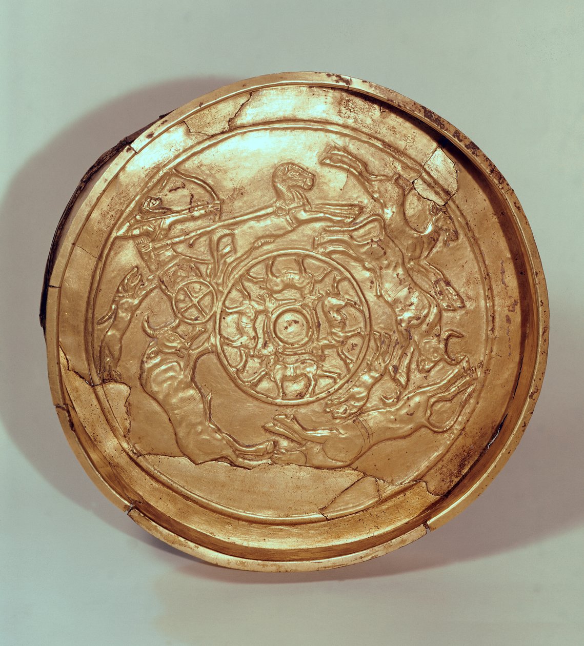 Schaal met een jachtscène, uit Ras Shamra, Ugarit, ca. 1250-1150 v.Chr. (goud) door Phoenician