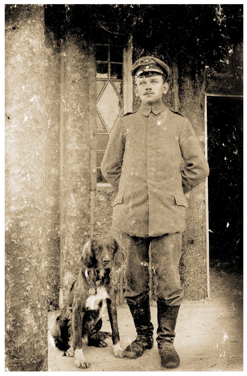 Duitse Leger Feldwebel (Sergeant) met een hond door Photographer German