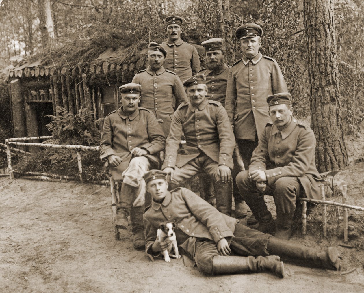Groep Duitse soldaten met een hond door Photographer German
