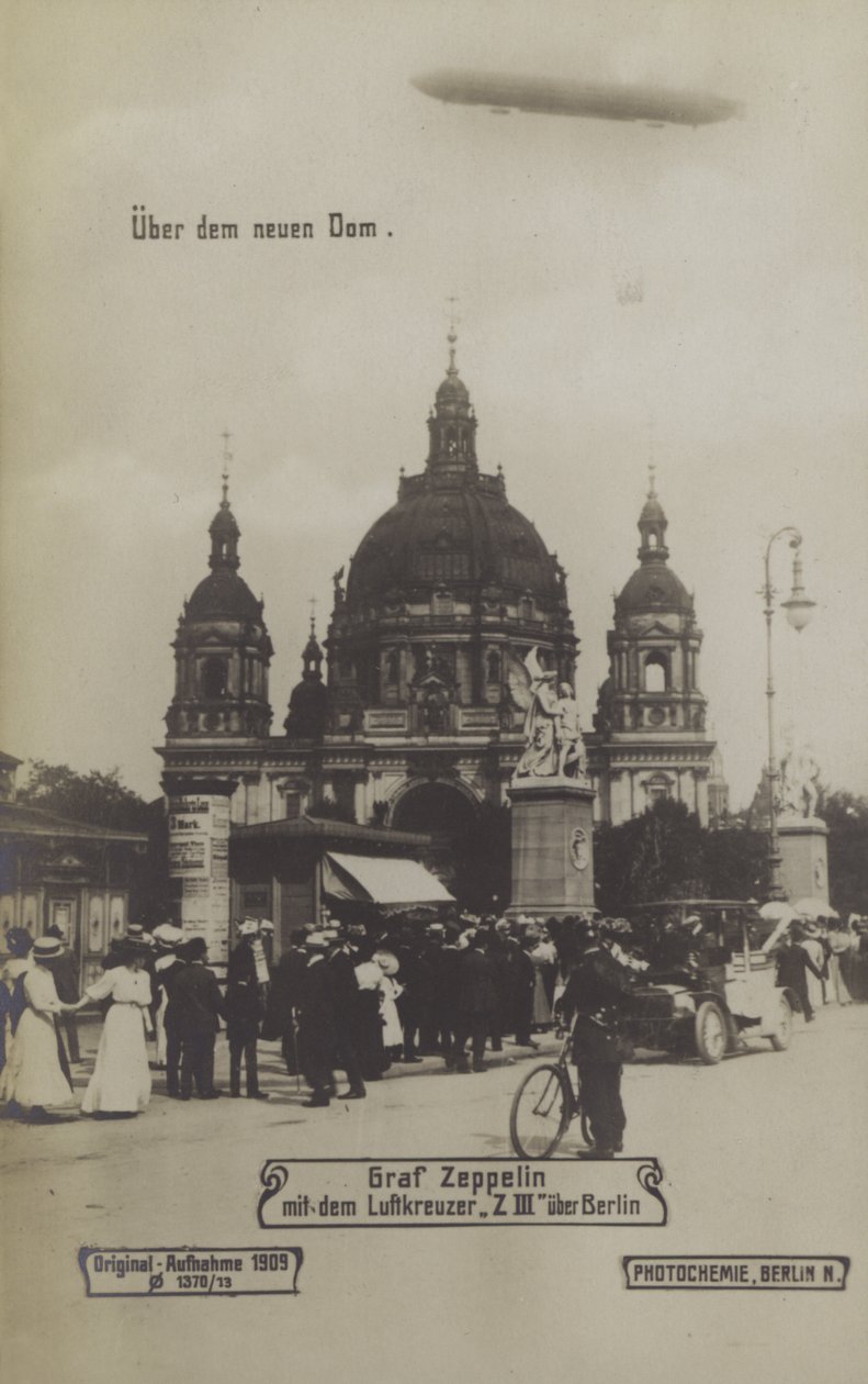 Zeppelin LZ III vliegt over de Berliner Dom door Photographer German