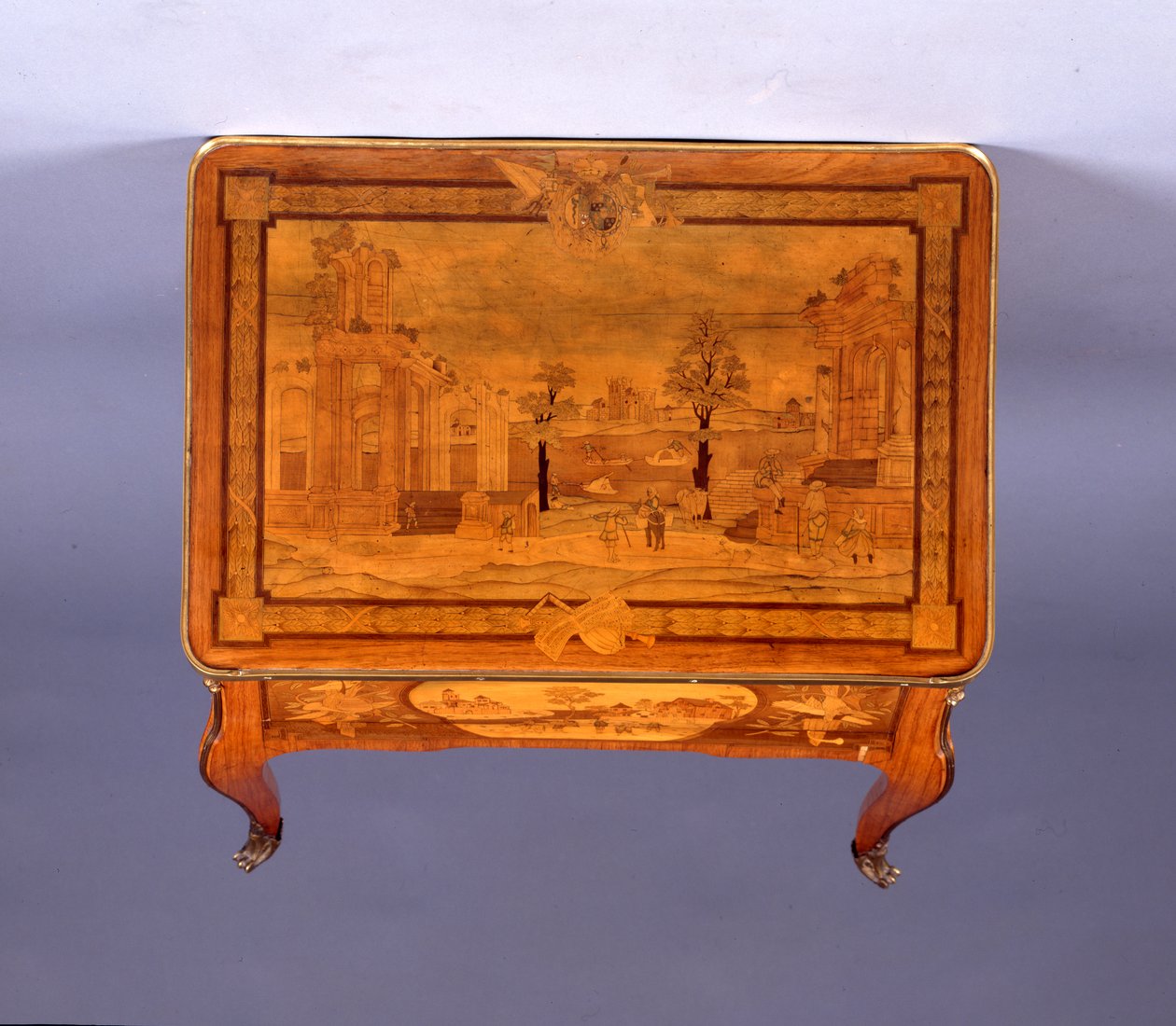 Transitional tafel à la Bourgogne door Pierre Roussel
