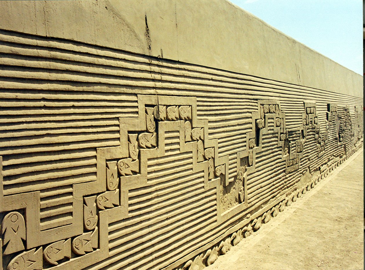 Een van de muren binnen de verwoeste pre-Inca stad, gedeeltelijk gerestaureerd, gebouwd door de Chimu, c.1300 door Pre Columbian